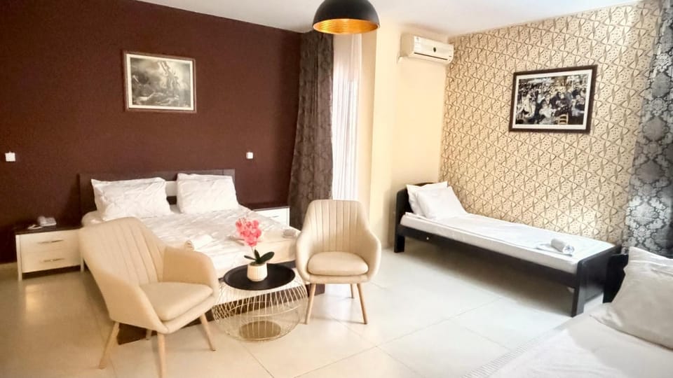 Bed, Living room, Photo of the whole room, Seating area, Bedroom, air conditioner