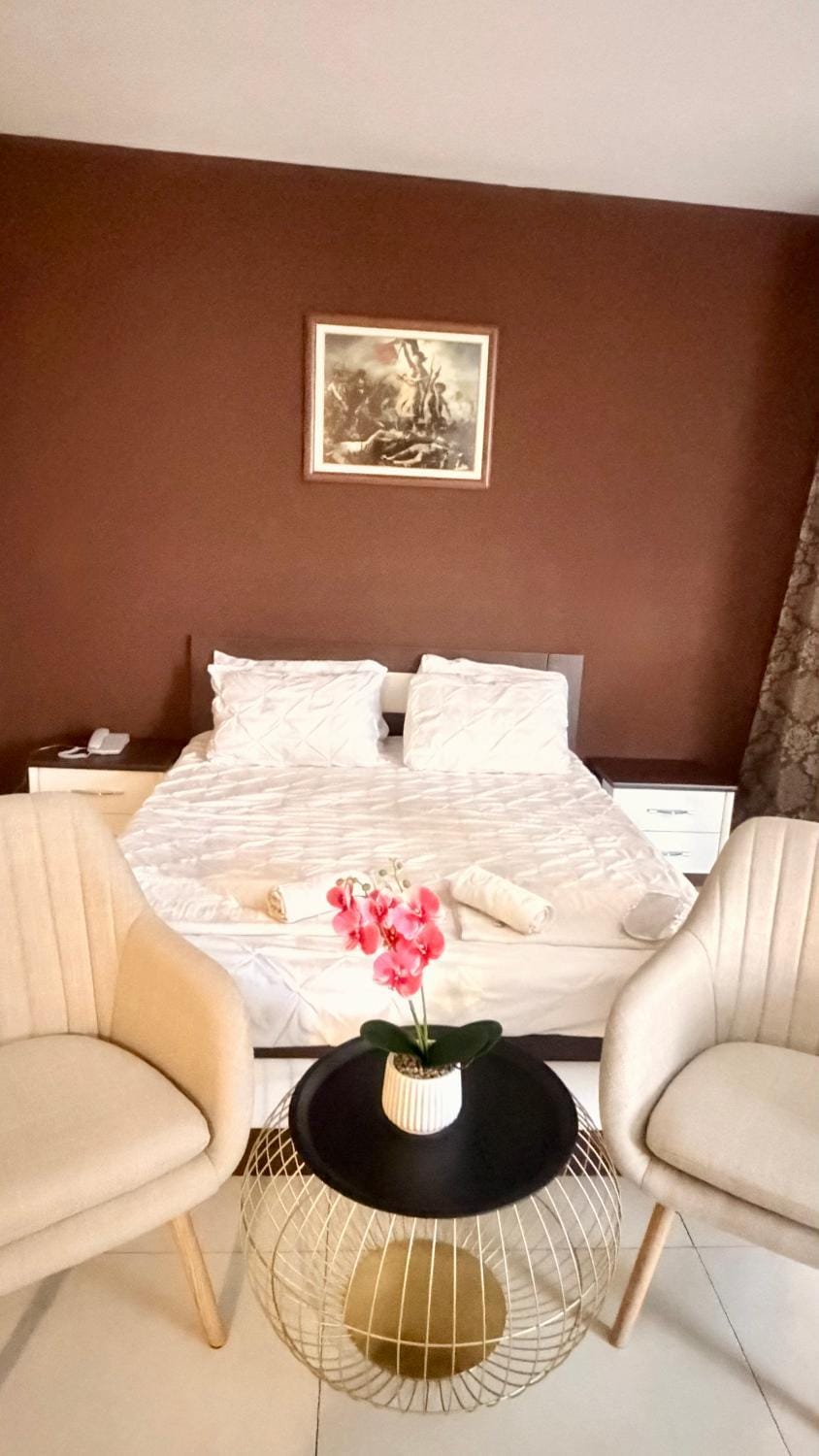 Photo of the whole room, Seating area, Bedroom