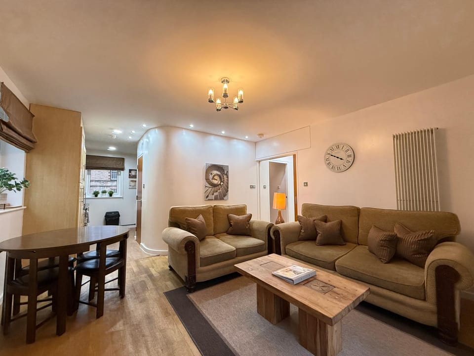Holyrood Apartment with parking & lift access Apartment in Edinburgh