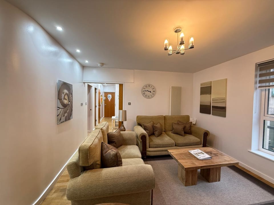 Holyrood Apartment with parking & lift access Apartment in Edinburgh