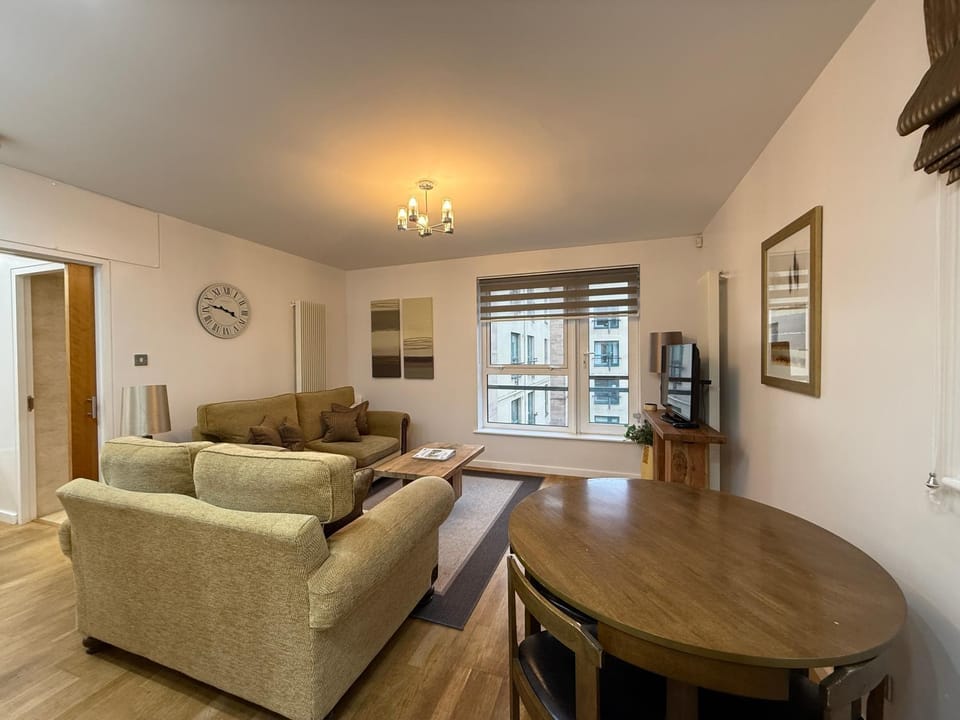 Holyrood Apartment with parking & lift access Apartment in Edinburgh