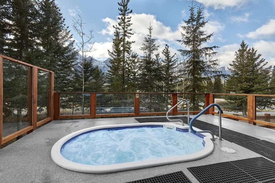 Mountain View Escape with open hot tub, Views!! House in Canmore