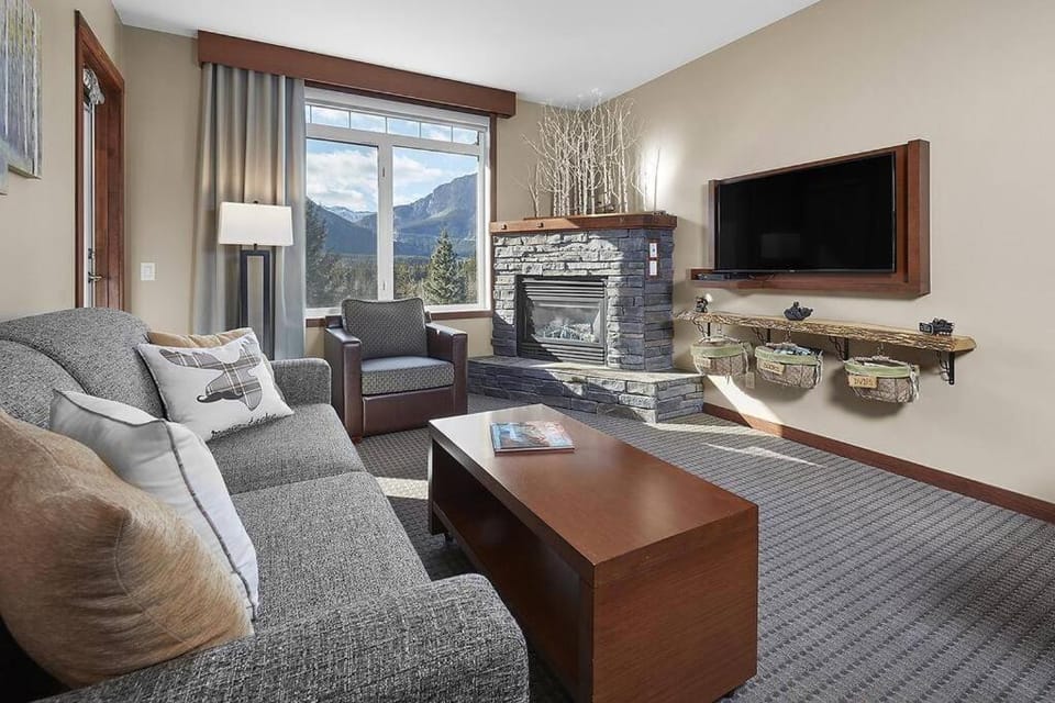 Mountain View Escape with open hot tub, Views!! House in Canmore