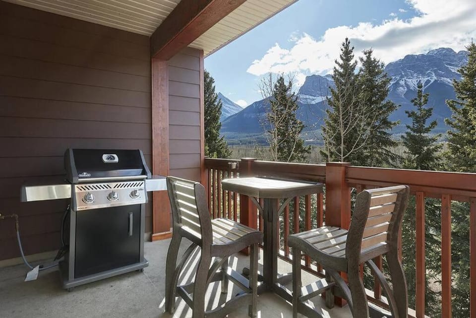 Mountain View Escape with open hot tub, Views!! House in Canmore