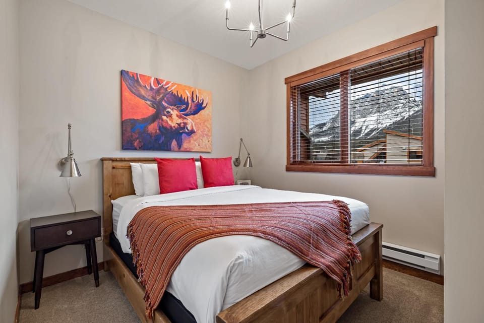 RidgeView Loft - Top Floor 2 Bed 2 Bath, Amazing Views House in Canmore