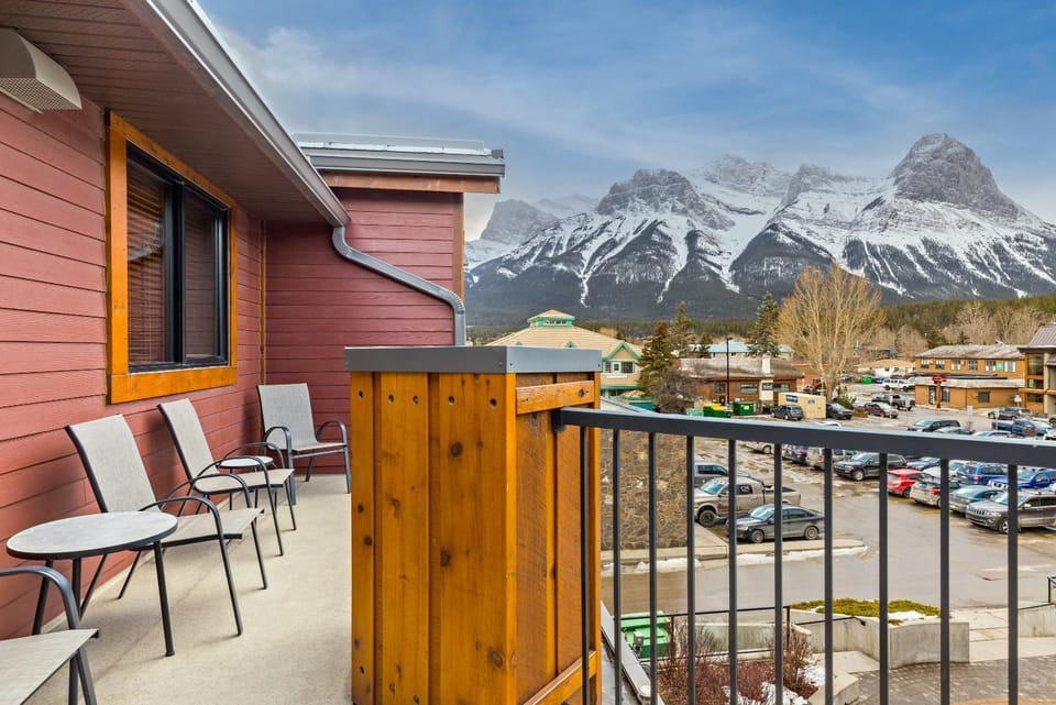 RidgeView Loft - Top Floor 2 Bed 2 Bath, Amazing Views House in Canmore