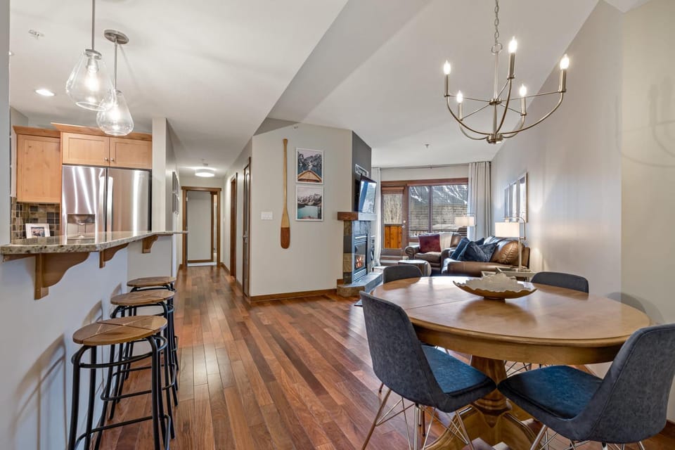 RidgeView Loft - Top Floor 2 Bed 2 Bath, Amazing Views House in Canmore