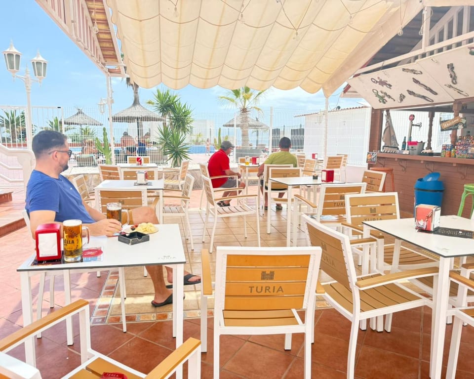 Views, international channels, A-C, pool, bar Apartment in Costa Adeje