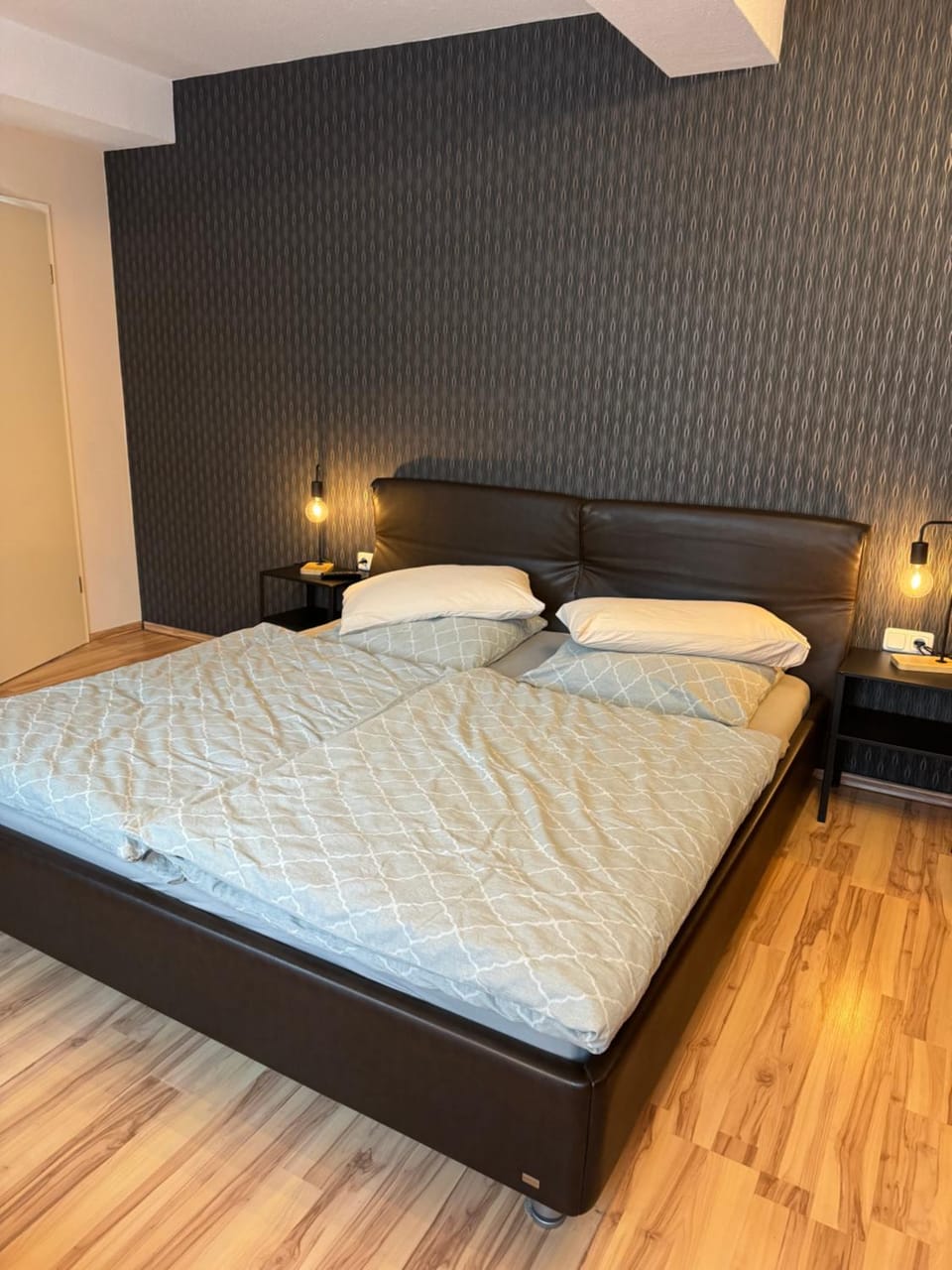 Bed, TV and multimedia, Bedroom