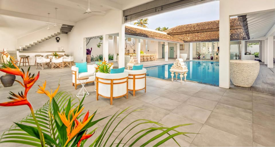 Library, Lounge or bar, Seating area, Dining area, Pool view, Swimming pool, Entertainment, Meals, oven