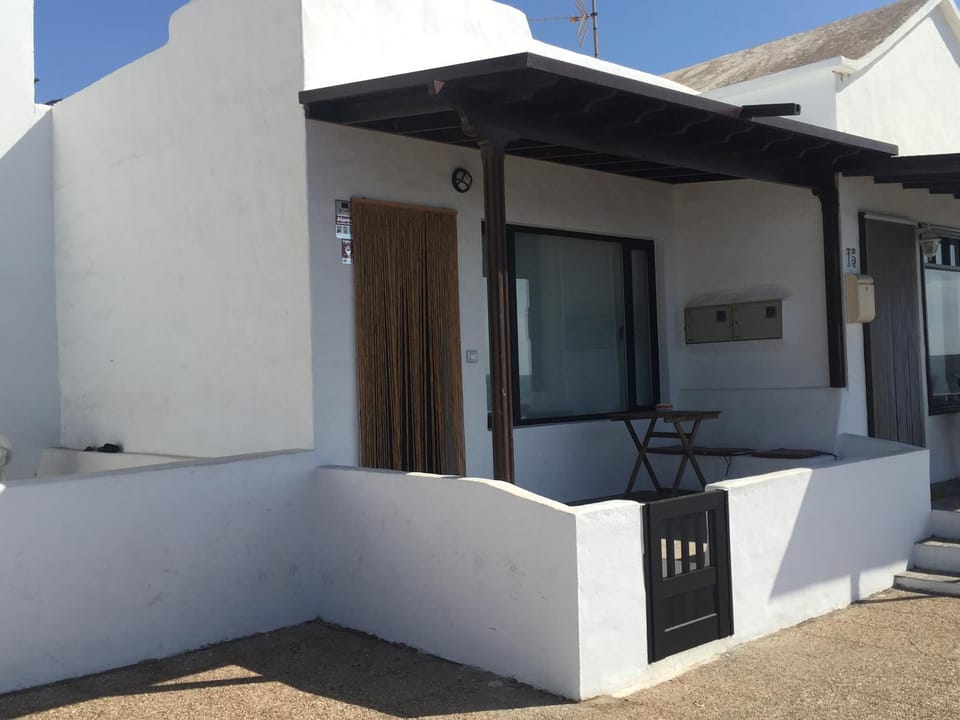Facade/entrance, Balcony/Terrace, Sea view