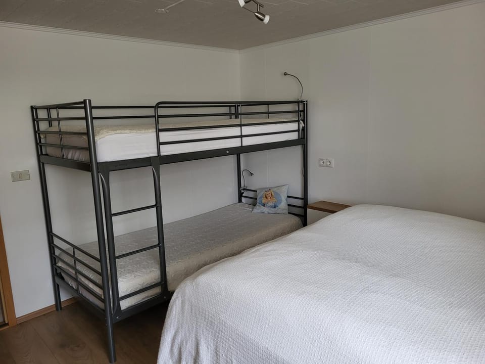 Bedroom, bunk bed