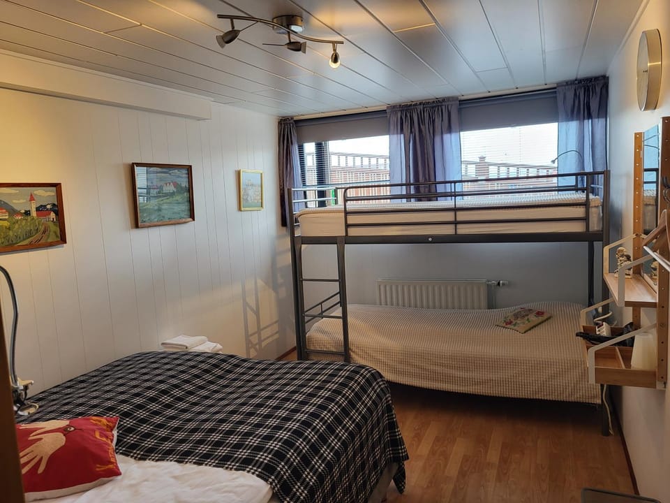 Bedroom, bunk bed
