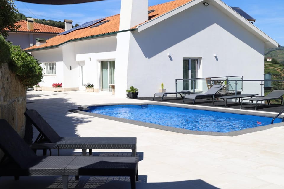Property building, Balcony/Terrace, Pool view, Swimming pool, sunbed