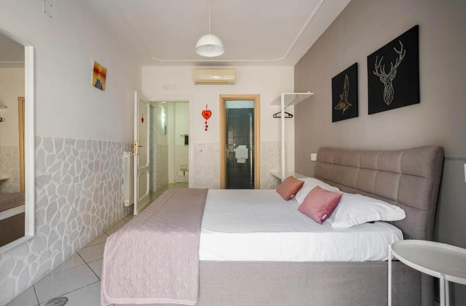TV and multimedia, Photo of the whole room, Bedroom, air conditioner