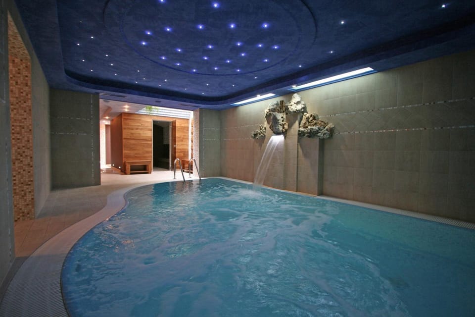 Property building, Swimming pool, Swimming pool