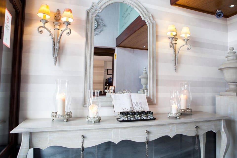 Lobby or reception, Internal: Not applicable to any particular room
