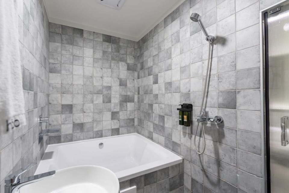 Shower, Bathroom, Bath, towels