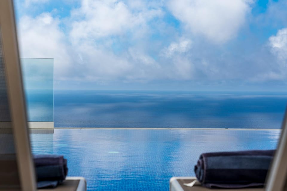 Natural landscape, View (from property/room), Balcony/Terrace, Living room, Seating area, Pool view, Sea view, Swimming pool, sunbed
