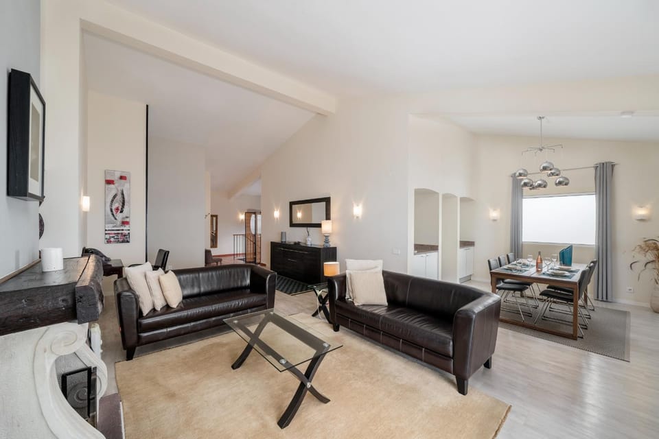 Communal lounge/ TV room, TV and multimedia, Living room, Seating area, Dining area, Evening entertainment