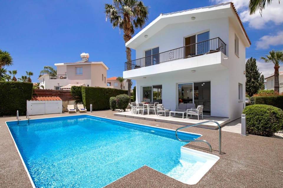 Property building, Swimming pool, sunbed