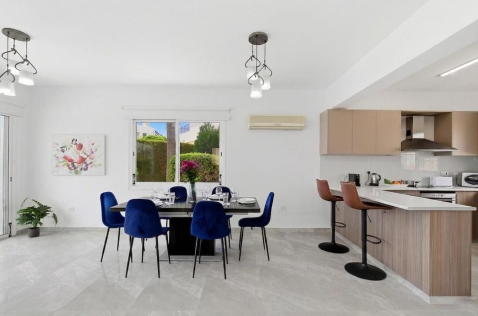 Kitchen or kitchenette, Dining area, stove