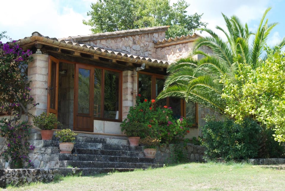 Facade/entrance, Balcony/Terrace, Garden view