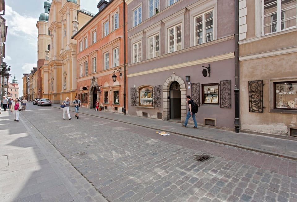 Restaurant/places to eat, Neighbourhood, Area and facilities