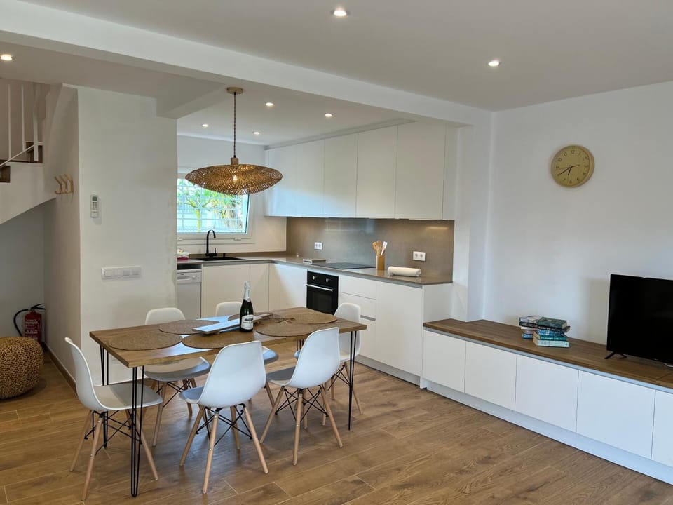 TV and multimedia, Kitchen or kitchenette, Living room, Dining area, dishwasher, oven, stove, toaster