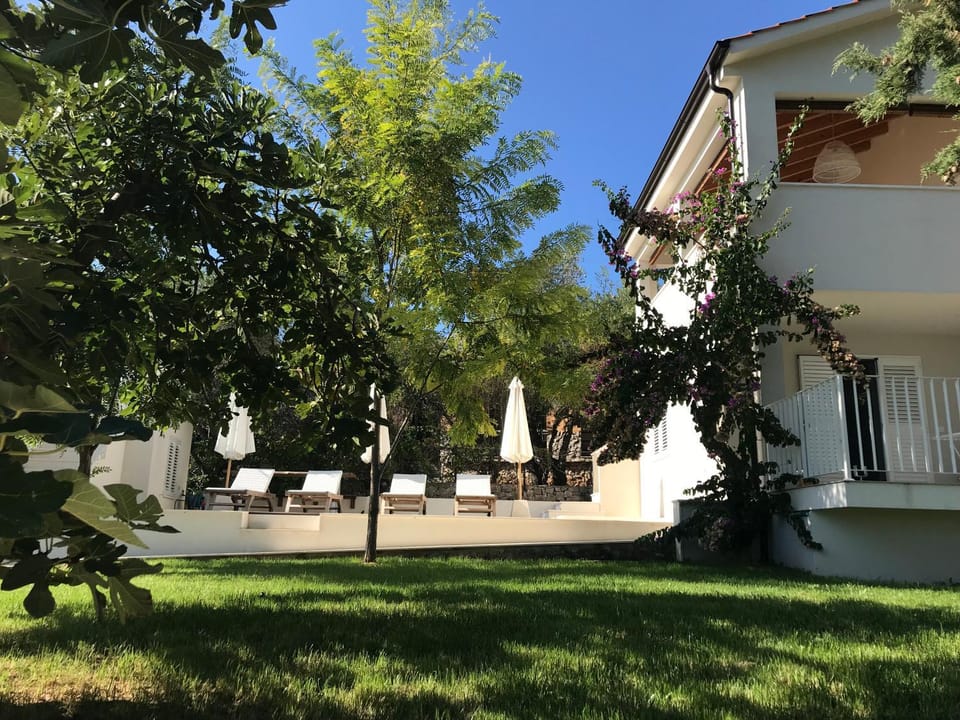 Luxury Family Beach Front Villa - SUNDAY BEACH HOUSE Villa in Šibenik-Knin County, Croatia