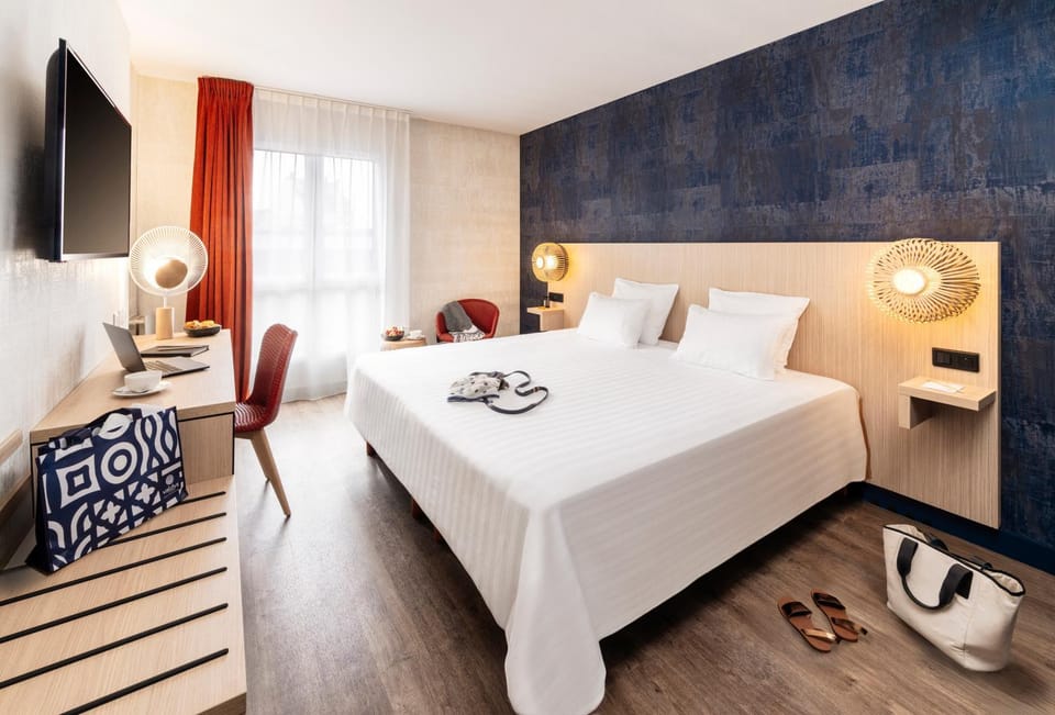 Bed, TV and multimedia, Photo of the whole room, Seating area, Bedroom, Family, safe, towels