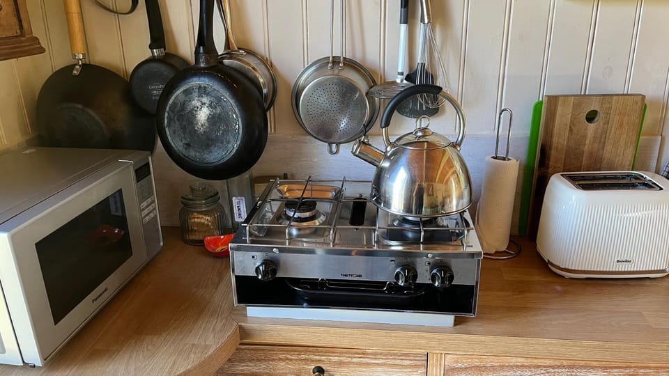 Coffee/tea facilities, Kitchen or kitchenette, microwave, stove, toaster