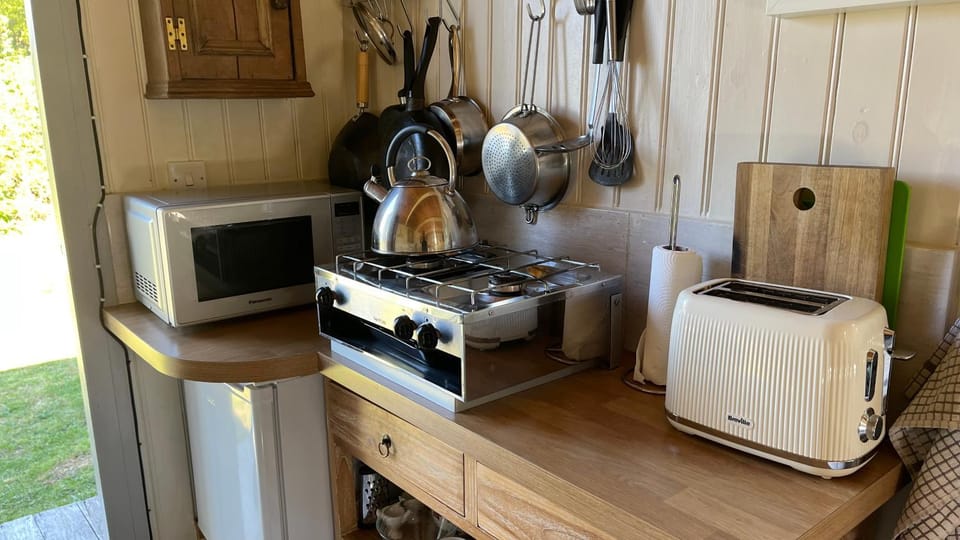 Coffee/tea facilities, Kitchen or kitchenette, microwave, stove, toaster