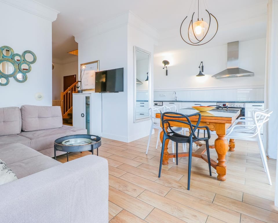 Kitchen or kitchenette, Living room, Seating area, Dining area