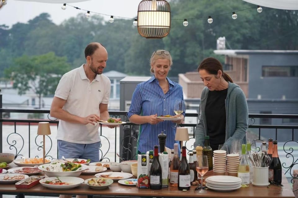 People, Kitchen or kitchenette, Food and drinks, Banquet/Function facilities, Lunch, Dinner, Drinks, Alcoholic drinks, group of guests