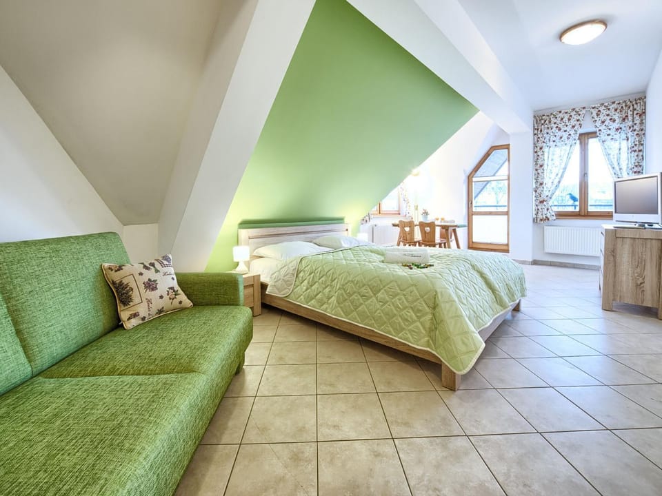 Bed, Living room, Photo of the whole room, Seating area, Bedroom