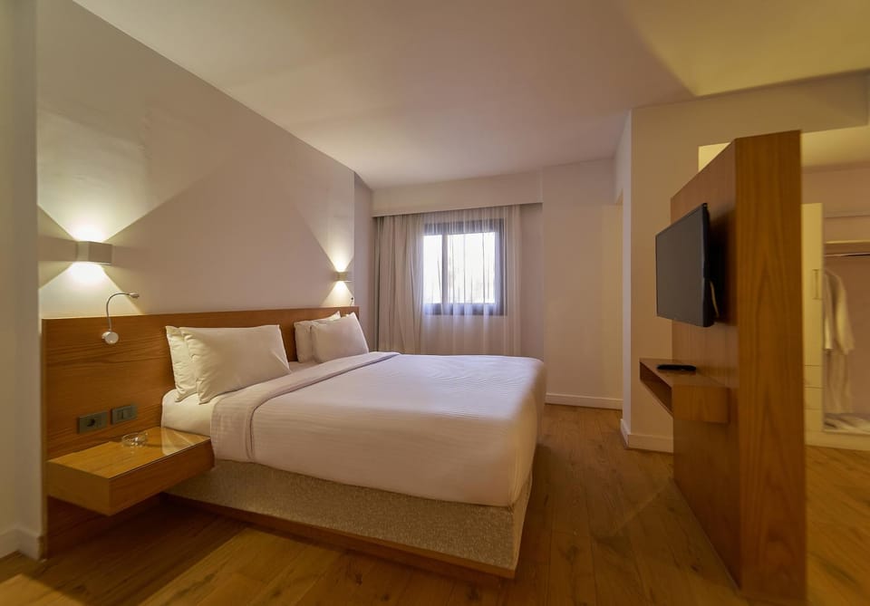 Bed, TV and multimedia, wardrobe