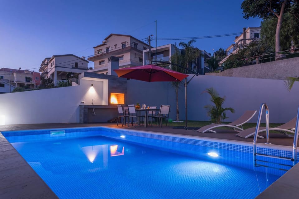BBQ facilities, Area and facilities, Swimming pool