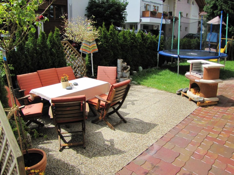 Restaurant/places to eat, Children play ground