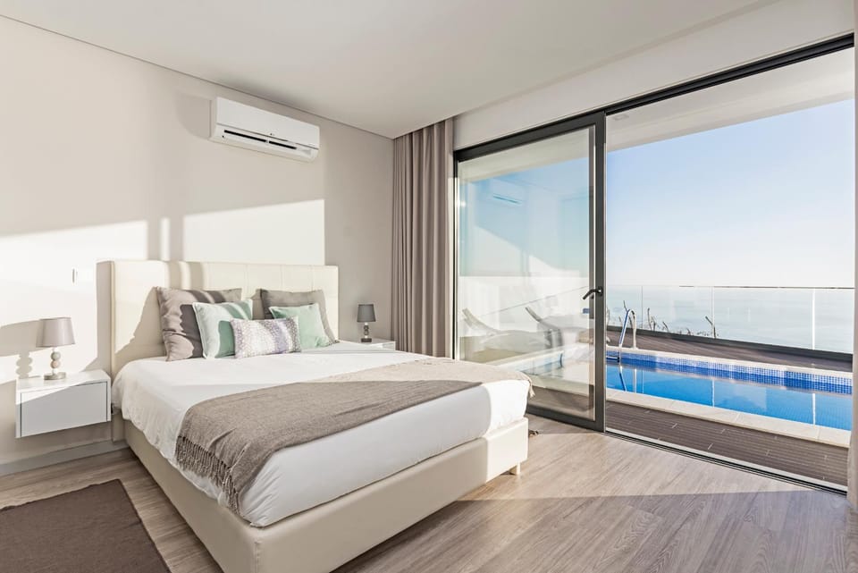 Bed, Bedroom, Swimming pool
