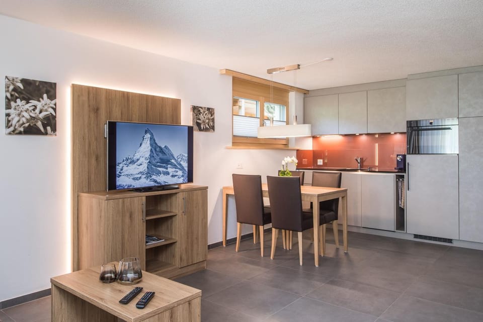TV and multimedia, Dining area, Food, Food, kitchen