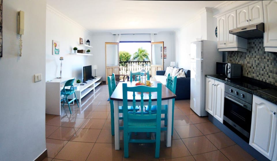 TV and multimedia, Balcony/Terrace, Kitchen or kitchenette, Living room, Photo of the whole room, Seating area, Dining area, Sea view, Street view, Quiet street view, pet friendly, stove, kitchen