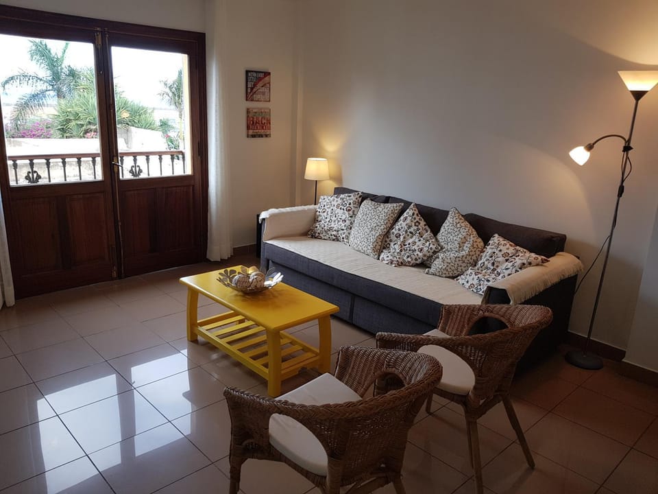 Balcony/Terrace, Living room, Seating area, hair dresser