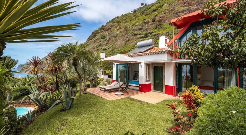 Property building, Garden, Garden view, Swimming pool, sunbed
