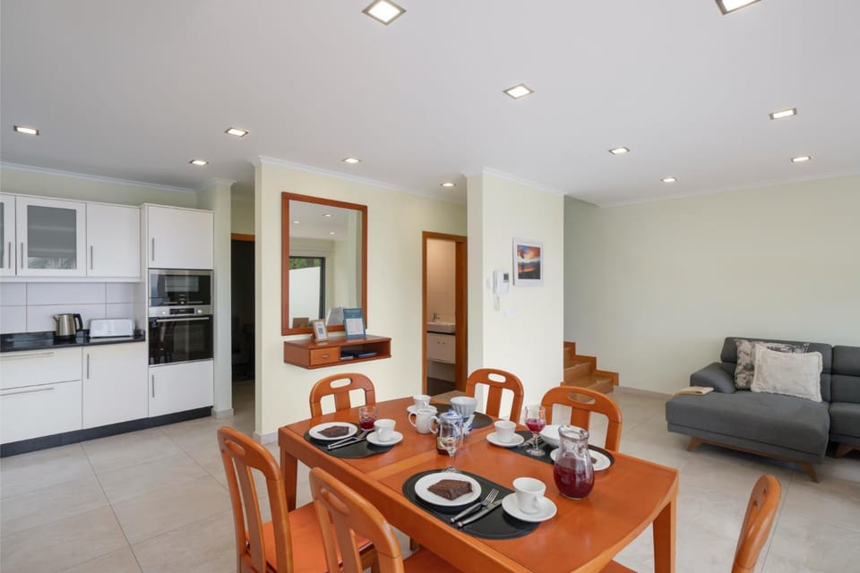 Kitchen or kitchenette, Living room, Food and drinks, Seating area, Dining area, Food, minibar, oven, stove, toaster
