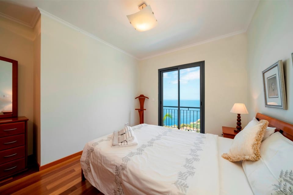 Bed, Natural landscape, Photo of the whole room, Bedroom, Sea view