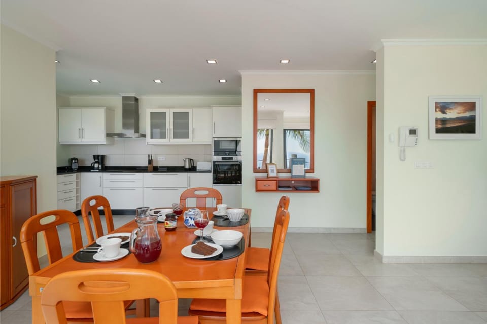 Coffee/tea facilities, Kitchen or kitchenette, Living room, Seating area, Dining area, minibar, stove, toaster