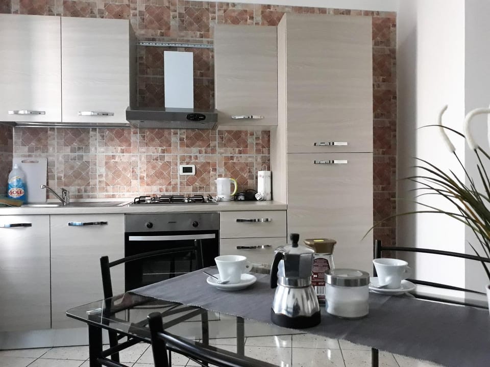 Coffee/tea facilities, Kitchen or kitchenette, Dining area