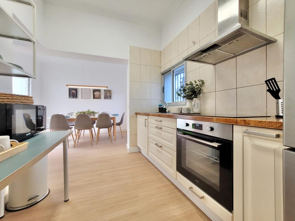 Kitchen or kitchenette, Dining area, minibar, pet friendly