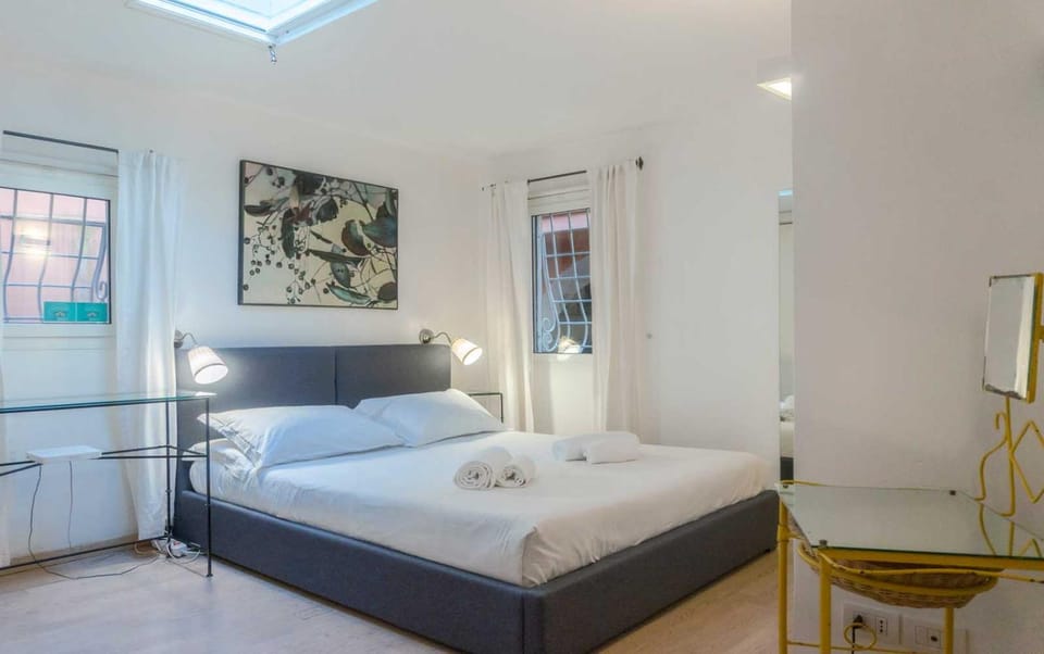 Bed, Photo of the whole room, Bedroom, towels